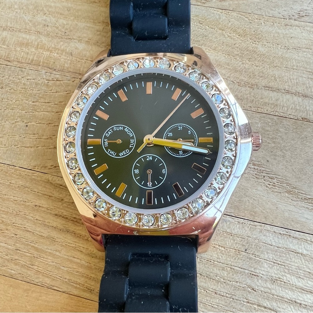 Claire’s ladies rose gold tone and black fashion watch NEW BATTERY